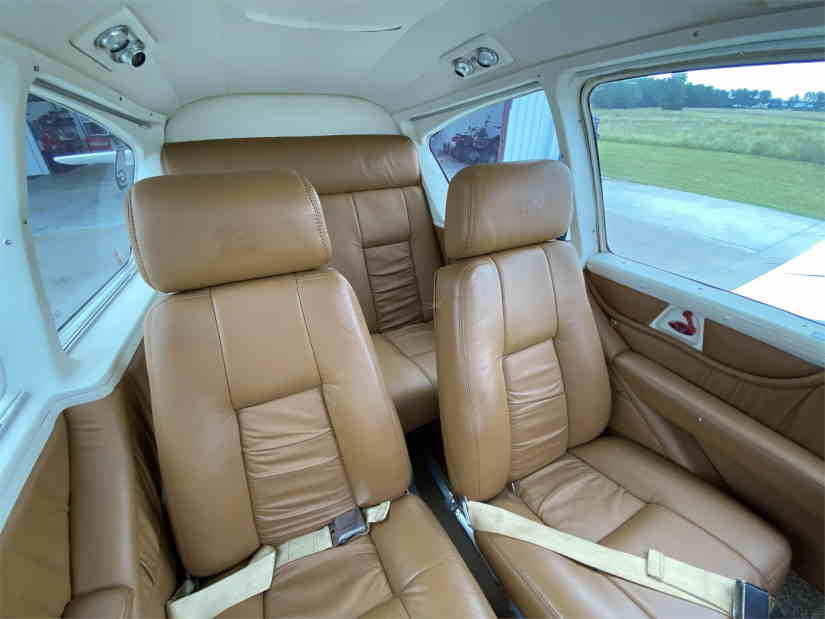 Piper Aztec cabine