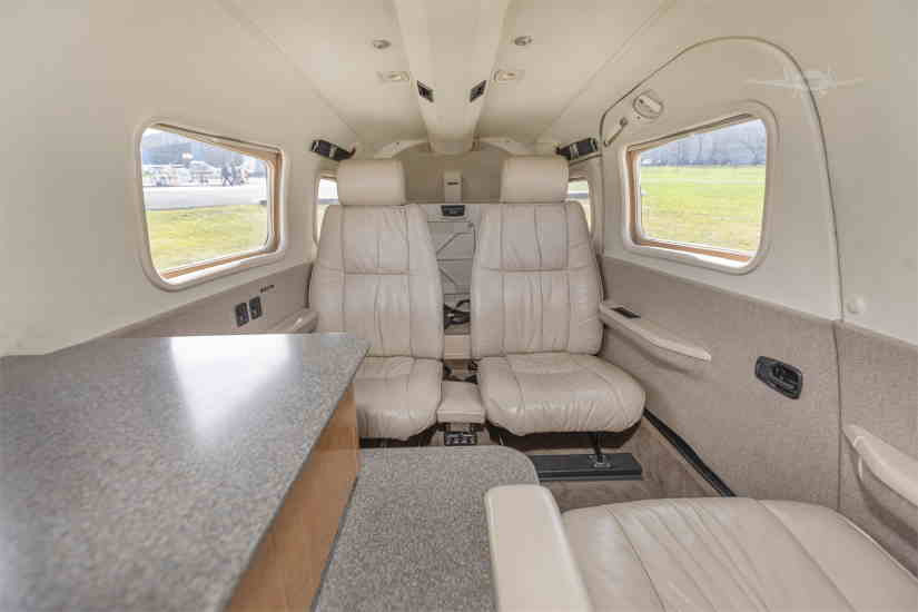Piper PA34 Seneca cabine